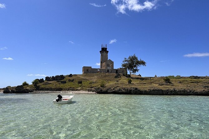 5 Islands Private Speedboat with Snorkeling Lunch and Drinks - Ile de la Passe and the Battle of Vieux Grand Port