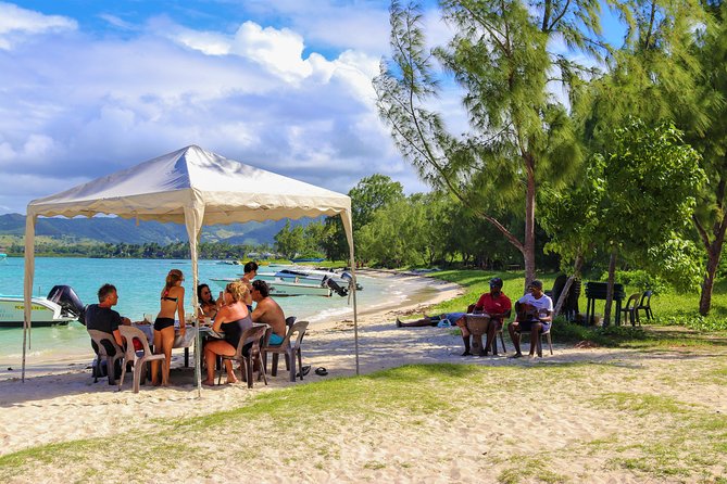 5 Islands Speedboat Cruise incl. Snorkeling in Blue Bay + Lunch at Ile aux Cerfs - Why this speedboat trip works well for a first day