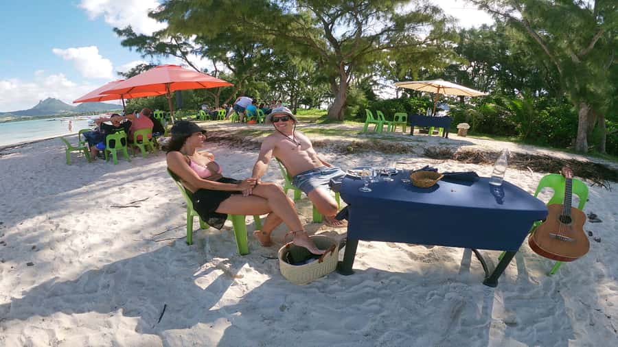 5 Islands Speedboat w/Snorkeling Sea Turtle + Lunch & Drinks - Ile aux Cerfs and the first taste of island time