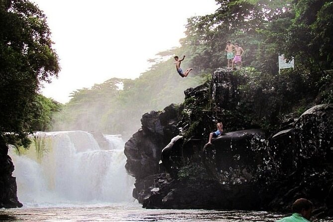 All inclusive CATAMARAN with BBQ : Ile aux cerf & GRSE waterfall - Boarding, safety briefing, and the first drinks