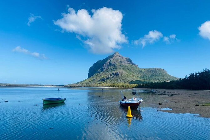 All Inclusive Full Day Tour: Chamarel Rhumrie,7-Coloured & Lunch - Rhumerie de Chamarel: the tour’s best structured visit