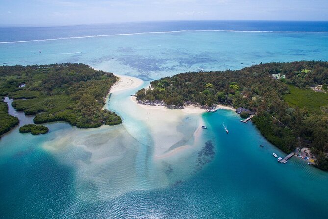 All inclusive SPEEDBOAT FULL DAY to ILE AUX CERF & GRSE WATERFALL - What lunch and drinks really include