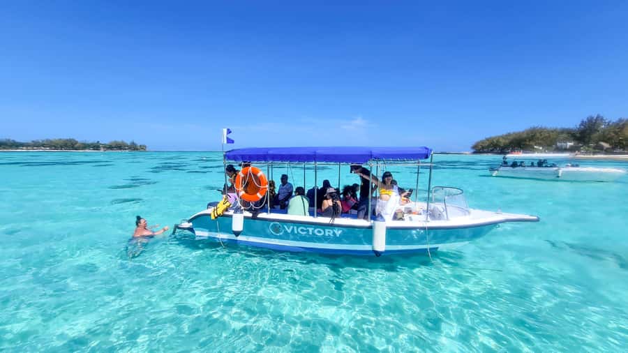 Blue Bay: Blue Bay Glass Bottom Boat Visit and Snorkeling - What the one-hour trip is really like