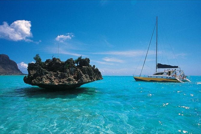 Catamaran Cruise to Ile Aux Bénitiers: Dolphin watch, Crystal Rock & Transfer - Tamarin Bay and the uncertain dolphin encounter