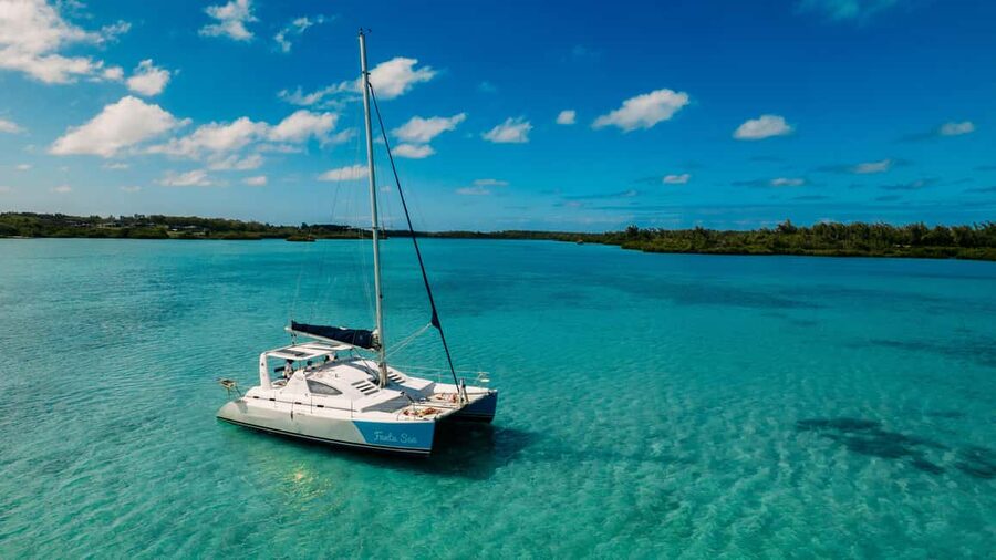 Catamaran Cruise to île aux Cerfs w Dolphins watch & Lunch - Cruising Toward Île aux Cerfs
