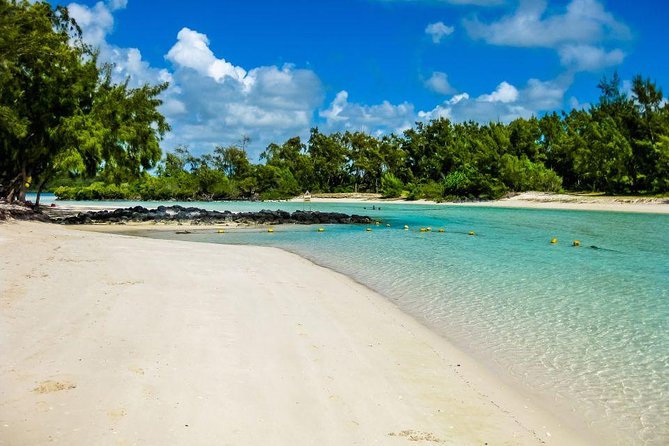 Catamaran Experience to Ile aux cerf: incl: Parasailing, Lunch, GRSE & Transfer - Who should book this Ile aux Cerfs day?