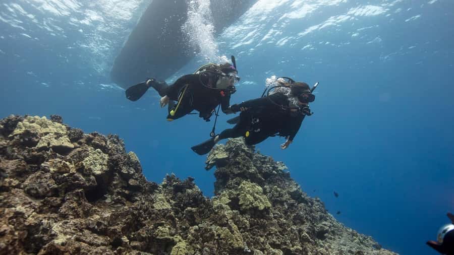 DISCOVER SCUBA DIVING IN LEMORNE with EasydiveMauritius - Learning to breathe underwater in the pool