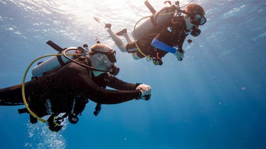 DISCOVER SCUBA DIVING IN LEMORNE with EasydiveMauritius - The briefing and equipment setup