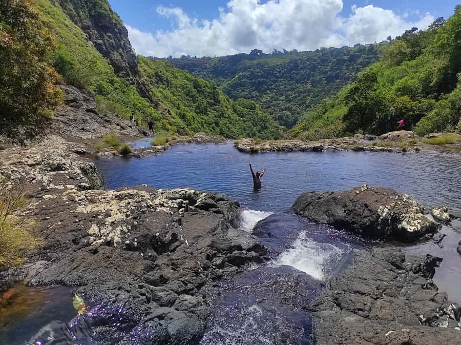 From Quatre Cocos: Tamarind Falls Hiking Day Trip - What the guides add to the morning