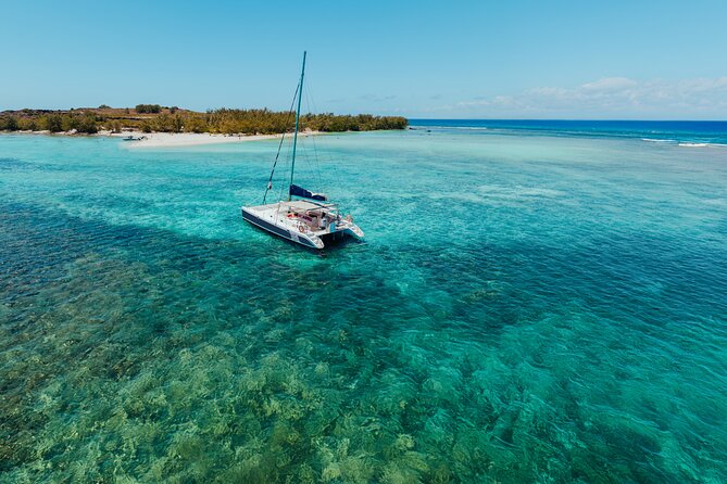 Full Day Catamaran Cruise - North Ilot Gabriel (sharing) - Three hours on Île aux Gabriel