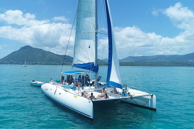 Full Day Catamaran Cruise on shared basis to Bénitiers Island - Barbecue lunch beside Crystal Rock