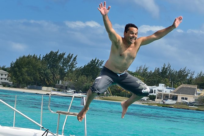 Full-Day Catamaran Cruise to Île aux Cerfs with BBQ Lunch - Barbecue lunch with local drinks