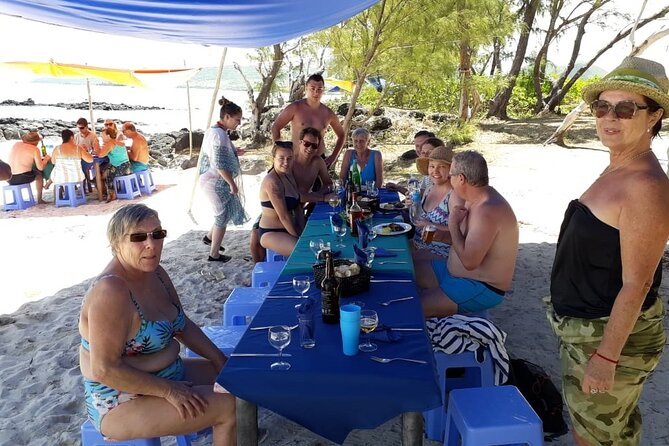 Full Day Shared Speed Boat in Ile Aux Cerfs Lunch & Transfer incl - The speedboat crossing and coastal views