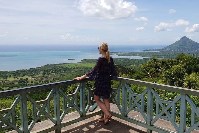 Full day visit to Chamarel ,Curious Corner & Takamaka with Lunch - Alexandra Falls and the Black River Gorges viewpoints
