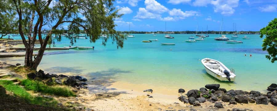 GBaie: 3 North Islands Cruise, Lunch & CoindeMire Snorkeling - Setting off from the beach in Mauritius