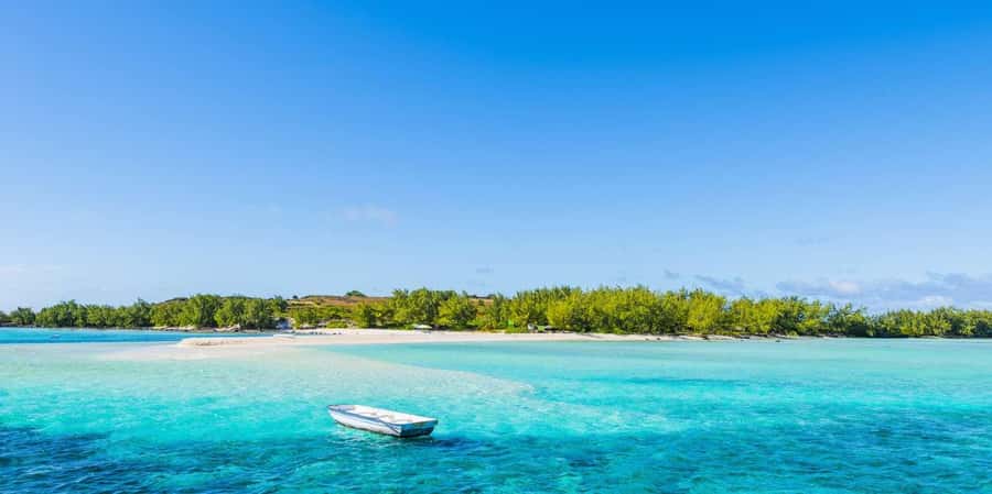GBaie: 3 North Islands Cruise, Lunch & CoindeMire Snorkeling - The return sail past Mauritius’s offshore mountain