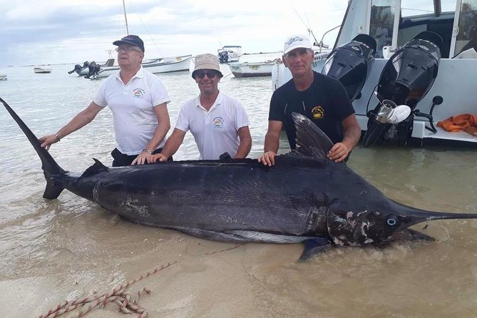 GOLDEN WAVE 3 - IGFA Captain Vic - Blue Marlin Fishing - Meeting Captain Vic at 6:00 am