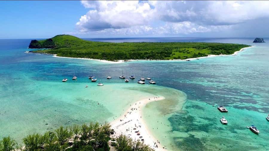 Grand Baie: Catamaran 3 Islands Cruise & Lunch on the Island - A lively ride home with music and drinks