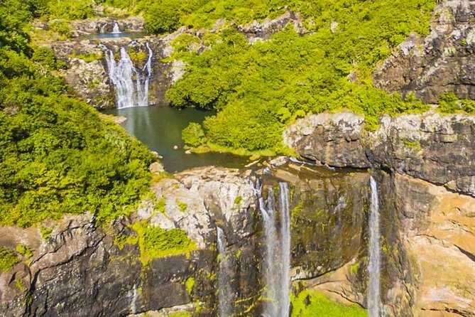 Hiking Trip Full-Day: The Magnificent 7 Waterfalls Sept Cascades including Lunch - The first trail: forest, basalt, and changing views