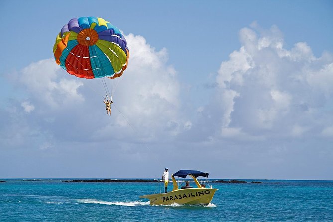 Ile aux Cerf: Speed boat with Parasailing & Tube Riding and Lunch - Five things to know before booking