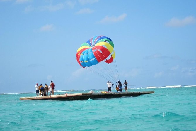 Ile aux Cerf: Speed boat with Parasailing & Tube Riding and Lunch - Tube riding for the biggest splash