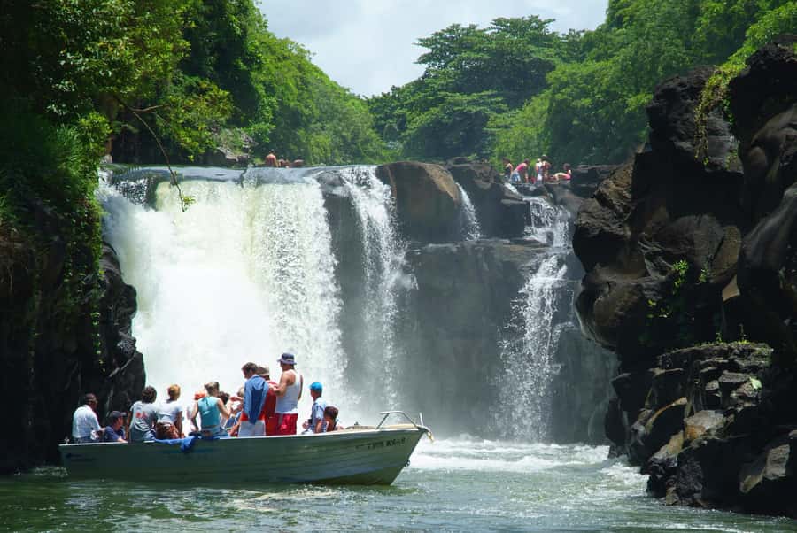 Ile aux Cerfs: Island & Waterfall Speedboat Tour with Lunch - Barbecue lunch on Ilot Mangenie