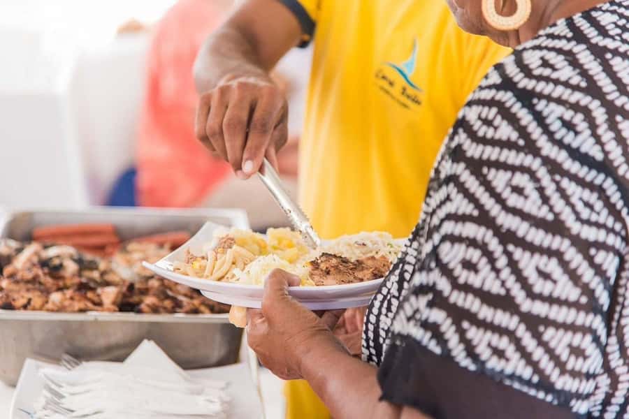 Mauritius: Catamaran cruise to 3 Northern Isles with lunch - Lunch on board: a practical part of the value