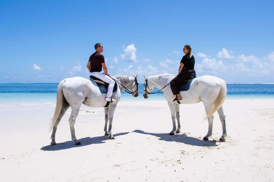 Mauritius: Horseback riding on the beach - Friendly guides and the value of a small group