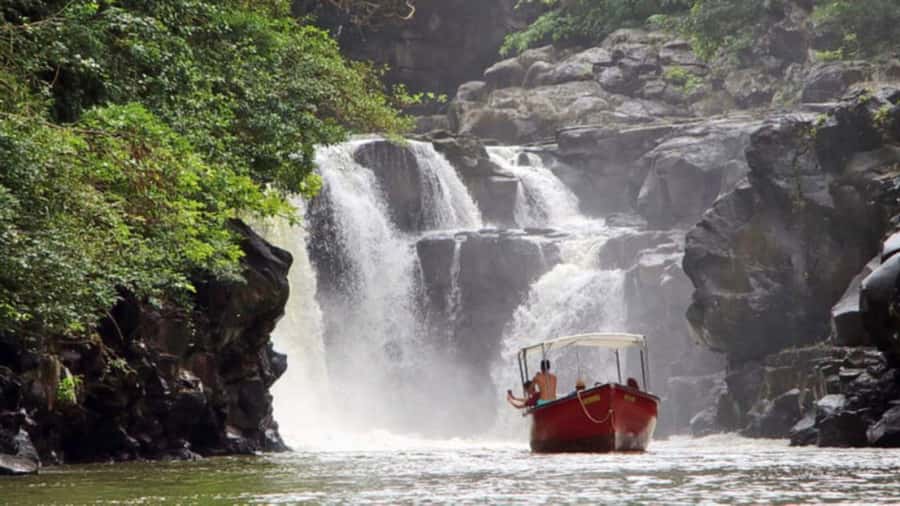 Mauritius: Ile aux Cerf Catamaran w/Waterfall Visit & Lunch - How the Crew Shapes the Day