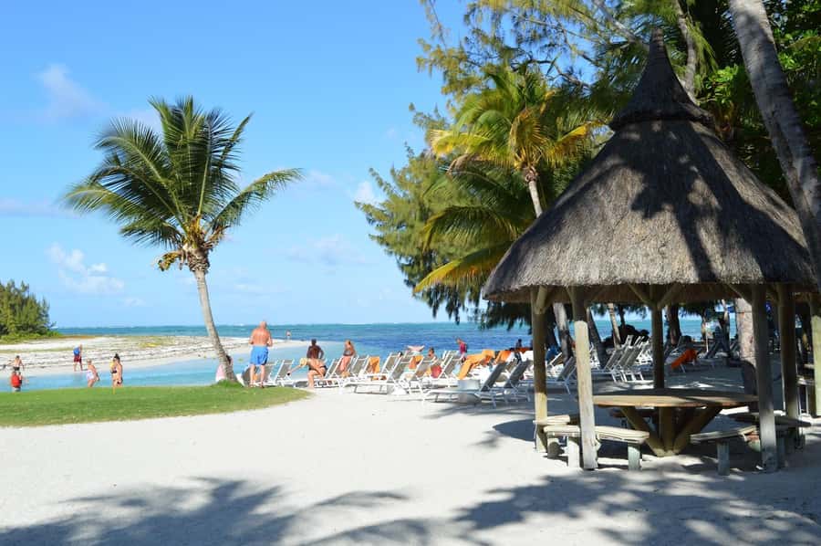 Mauritius: Ile aux Cerfs Boat Tour with BBQ Lunch and Drinks - BBQ lunch on Ilot Margenie