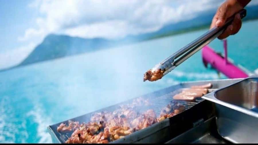 Mauritius: Ile Aux Cerfs catamaran cruise Lunch with BBQ - Barbecue lunch with halal and vegetarian choices