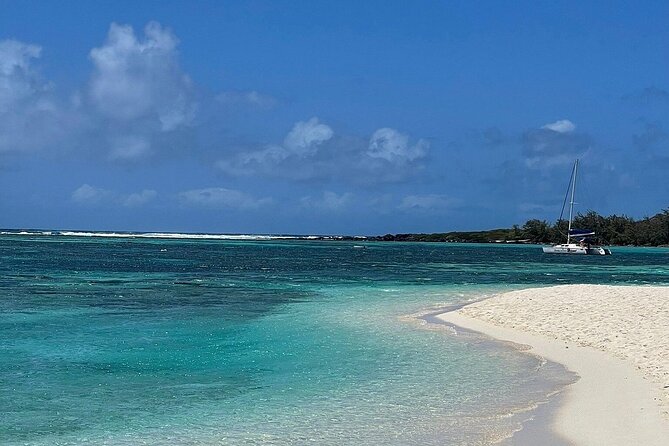 Mauritius: Ile Aux Cerfs Catamaran Tour with Lunch and Drinks - Swimming and snorkeling in the lagoon