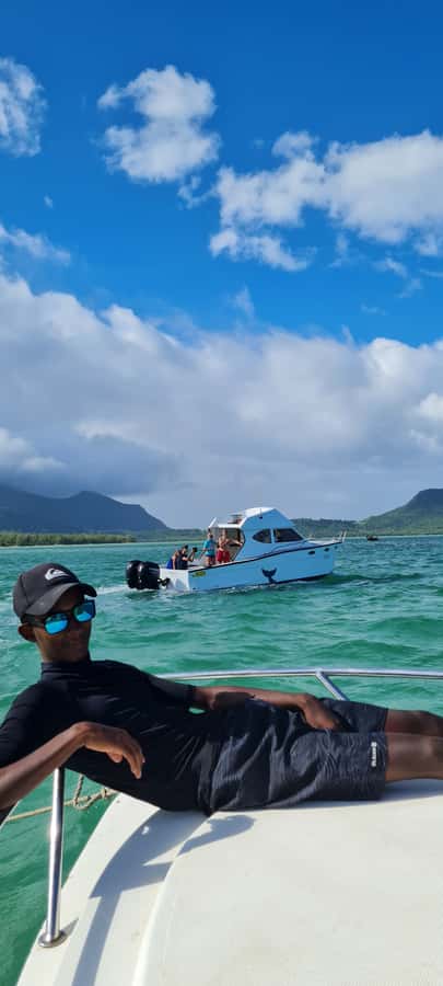 Mauritius: Snorkel and Swim with Dolphins on Speedboat Tour - Mountain views, ocean colors, and the return