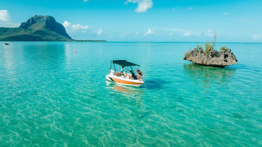 Mauritius: Swim with Dolphins Full-Day with Lunch/Drinks - BBQ lunch and beach time on Ile aux Bénitiers