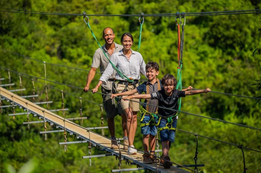 Mauritius: Vallé Advenature Park, Nepalese Bridge - The safety briefing and equipment