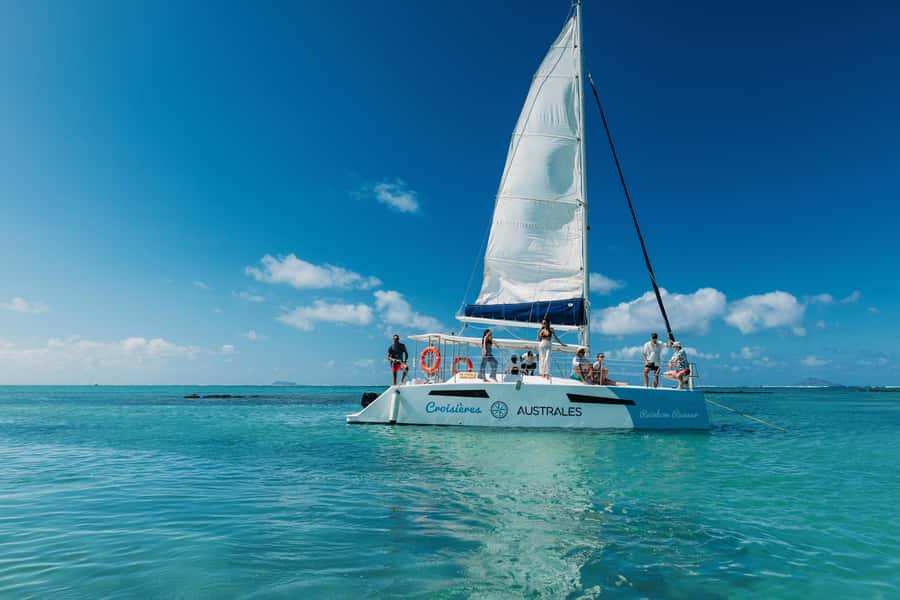 North East of Mauritius: Catamaran Cruise w/ BBQ Lunch - Sailing toward L’ile d’Ambre
