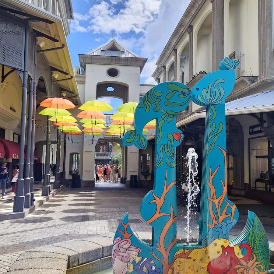 Port Louis: City Tour with Street Food Tasting - Ancient buildings and Port Louis’s first impressions