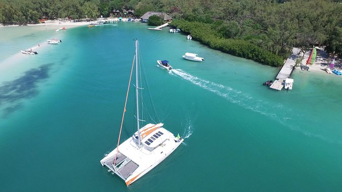 Private Charter Full Day Cruise: Île aux Cerfs - Starting at Pointe Jerome at 9:00 a.m.