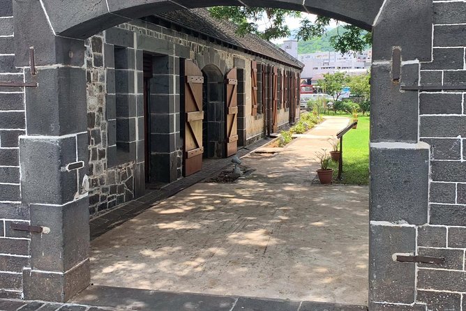 Private Guided Tour of Northern Mauritius with Shopping in Port Louis - Pamplemousses Botanical Garden: the day’s green pause