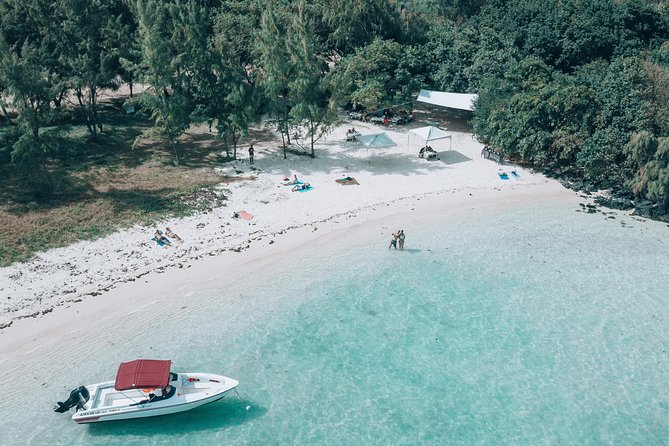 Private speed boat to ile aux cerfs - Ile aux Cerfs, the main island stop