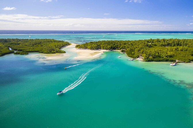 Private speed boat to Ile aux Cerfs full-day Incl: Lunch & Transfer - The speedboat ride across the east coast lagoon