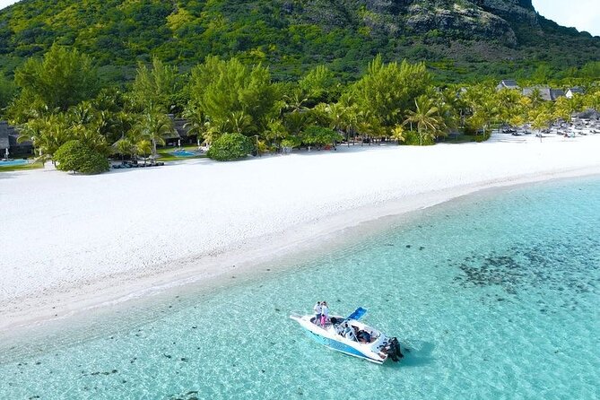 Signature Experience: Dolphins and Flavors of the Sea - Why Le Morne makes such a good starting point