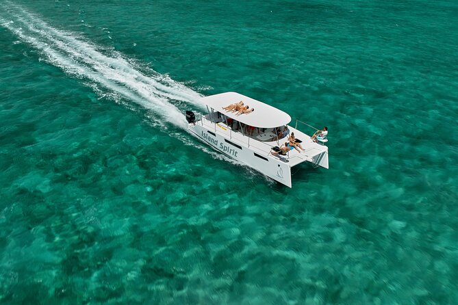 SouthEast Lagoon Discovery on shared basis on a Power Catamaran - Lunch, rum, wine, and a relaxed onboard mood