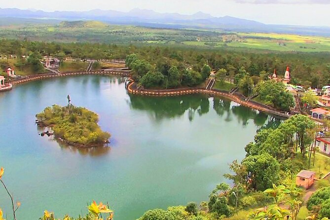 Southern Tales: Full-day incl Crocodile Park & 23 Colored Earth - 23 Colored Earth: strange sand in a green setting
