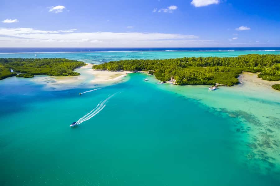 Speed boat to Ile aux Cerfs: Full day incl Lunch & Transfer - White sand and open time at Ile aux Cerfs