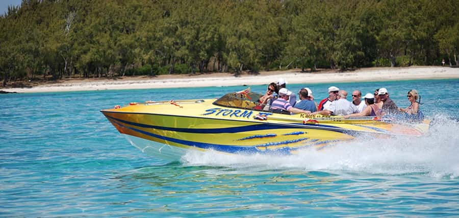 Speed boat to Ile aux Cerfs: Full day incl Lunch & Transfer - Guitar, jambé, and a relaxed island atmosphere