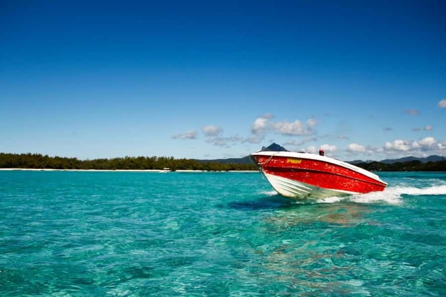 Speed boat to Ile aux Cerfs: Full day incl Lunch & Transfer - Speeding across the east coast lagoon