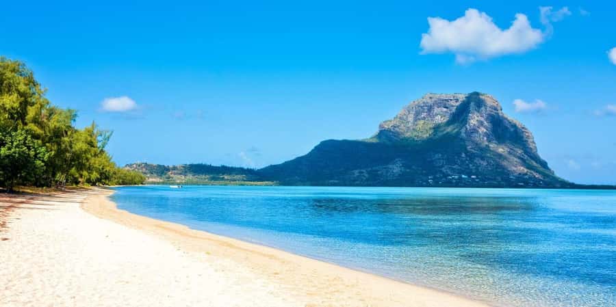 Speedboat to Ile aux Benitier: Dolphin Encounter & Lunch - Starting at Flic en Flac and getting on the speedboat