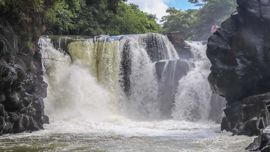 Trou d'Eau Douce: 5 Island Adventure with BBQ & Snorkeling - The historic islands of Ile aux Fouquets and Ile de la Passe