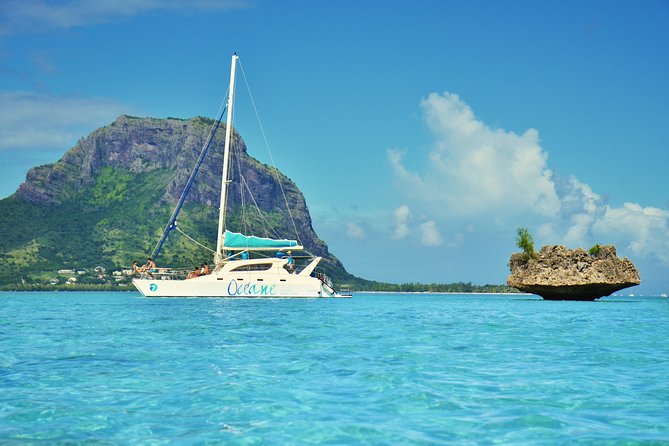 WEST : OCÉANE Private full day cruise to Ile aux Benitiers - Reaching Ile aux Benitiers by fisherman’s boat